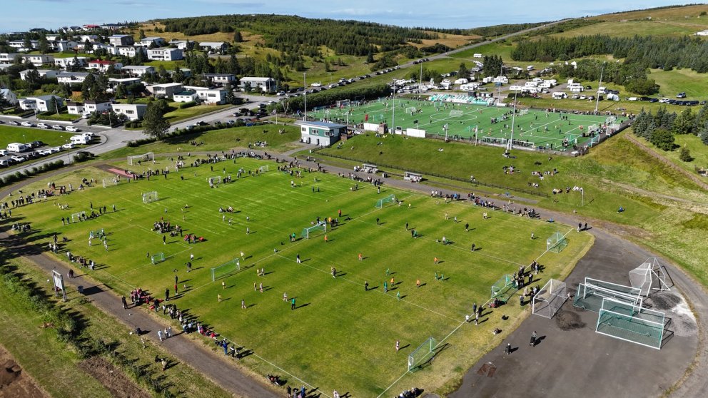 Séð yfir íþróttasvæðið og GPG-völlinn á Húsavík.